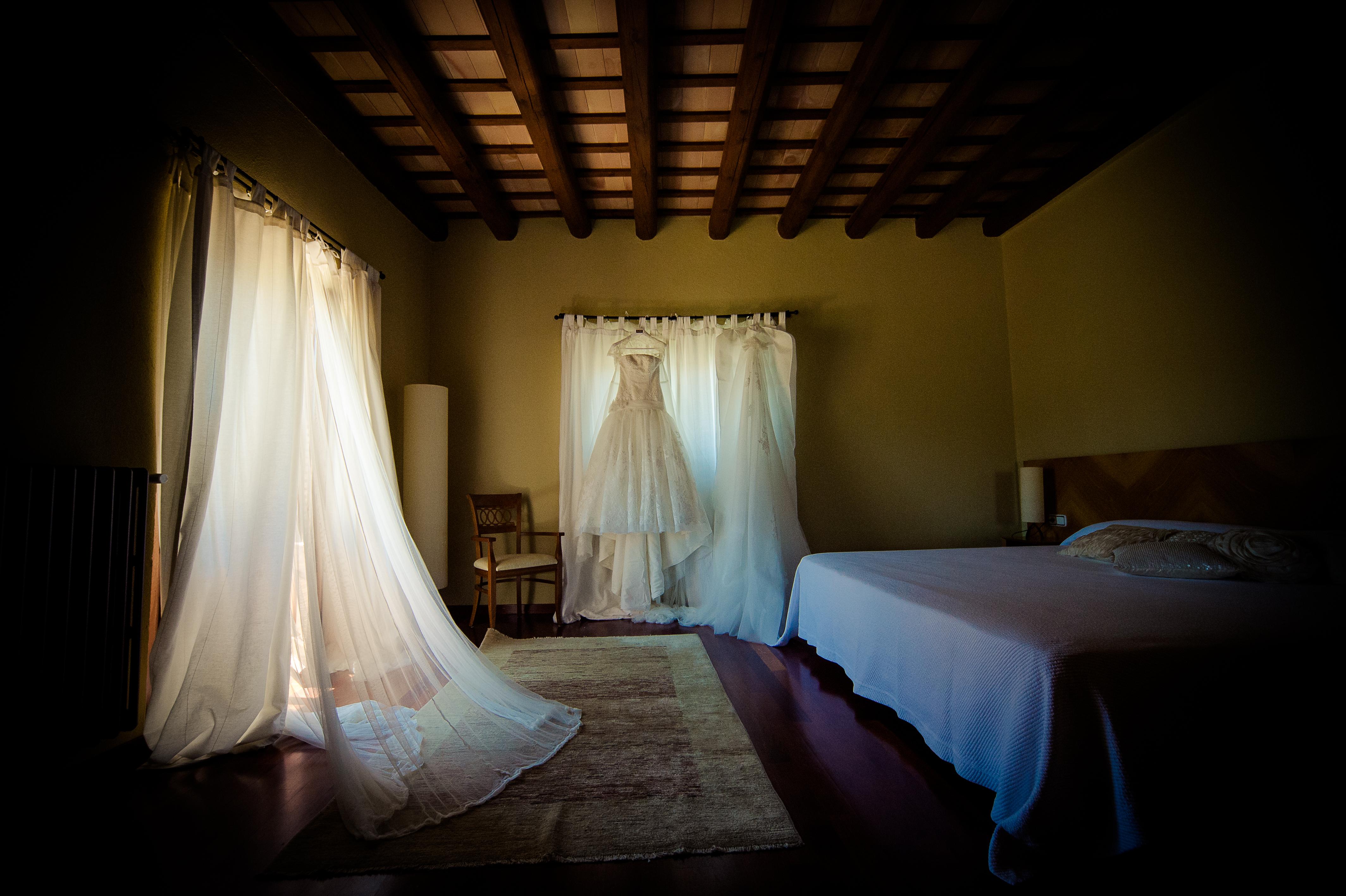 Vestido de novia colgado en ventana