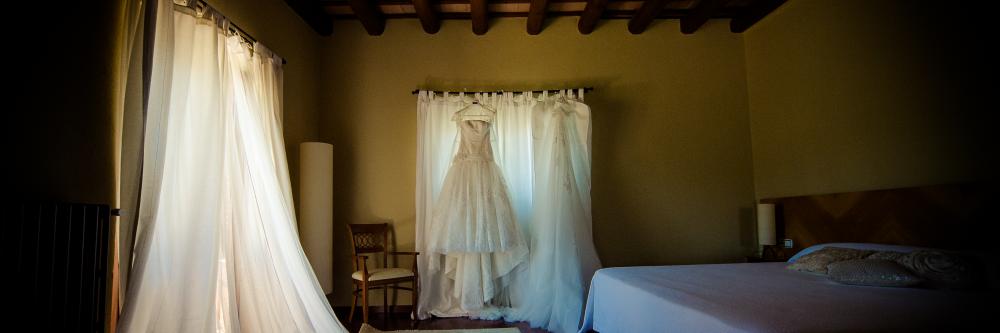 Vestido de novia colgado en ventana